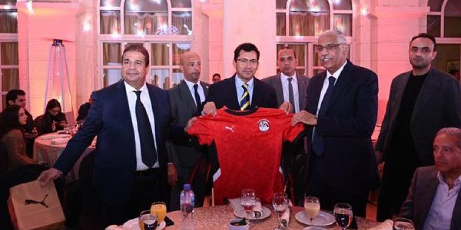 وزير الرياضة: قميص منتخب مصر الجديد يجمع بين الأصالة والحداثة - سعودي فايف