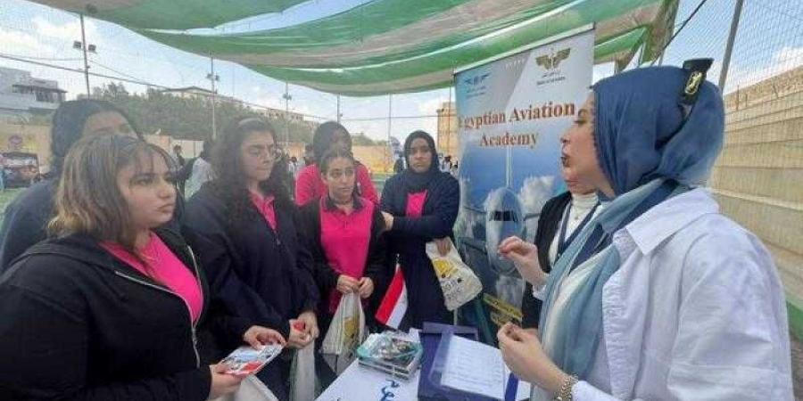 الأكاديمية المصرية لعلوم الطيران تشارك في معرض الجامعات بمدرسة مايستري الدولية