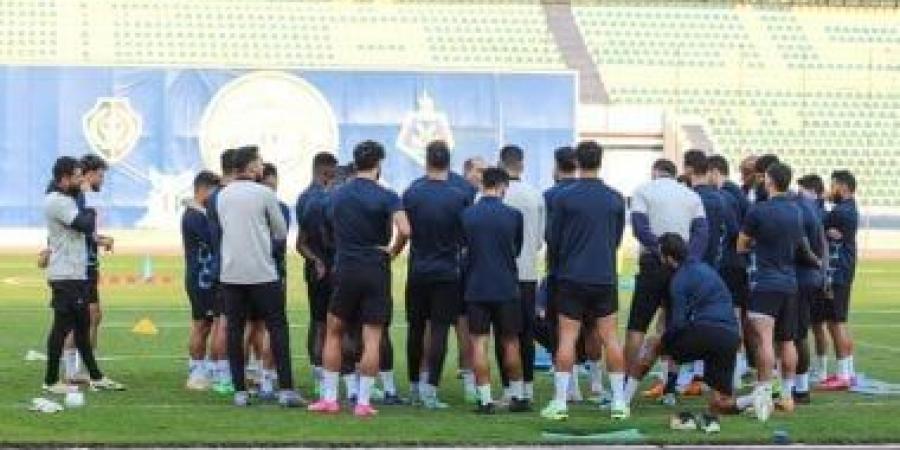 على ماهر يجتمع بلاعبى المصرى قبل انطلاق التدريبات استعداداً للزمالك - سعودي فايف