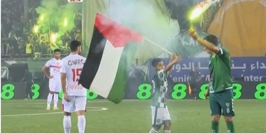 خالد حسين يرفع علم فلسطين في مباراة الزمالك والنصر الليبي (صور)