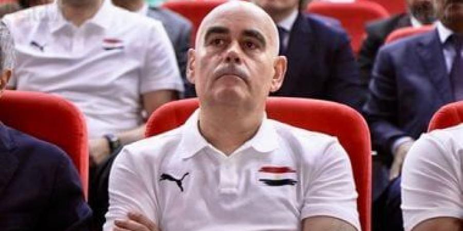 المدير الفنى لمنتخب اليد يحضر مباراة الأهلى والزمالك فى دورى المحترفين - سعودي فايف