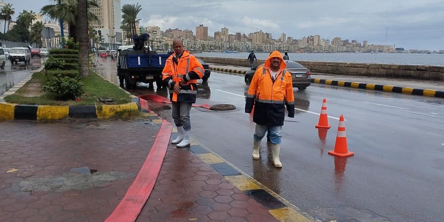 أمطار غزيرة وارتفاع أمواج.. نوة المكنسة تغسل شوارع الإسكندرية - سعودي فايف