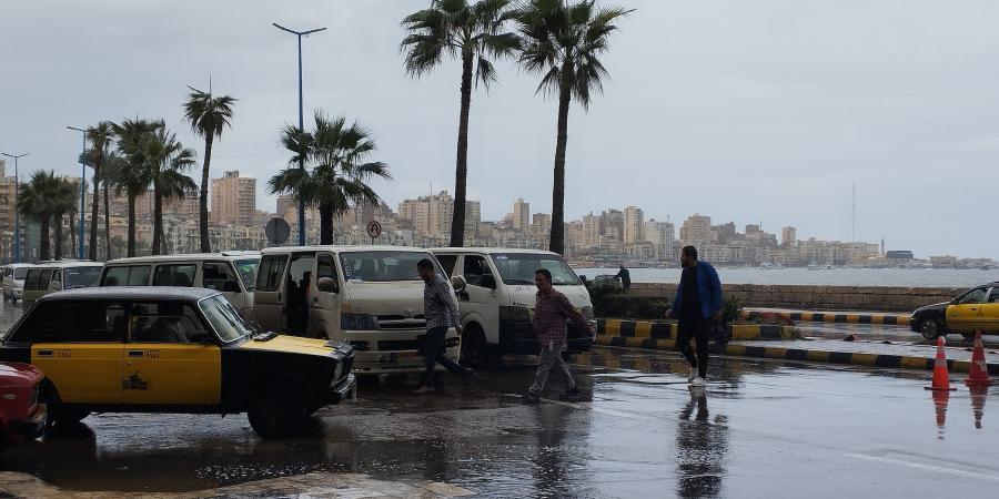 أمطار غزيرة وارتفاع أمواج.. نوة المكنسة تغسل شوارع الإسكندرية - سعودي فايف