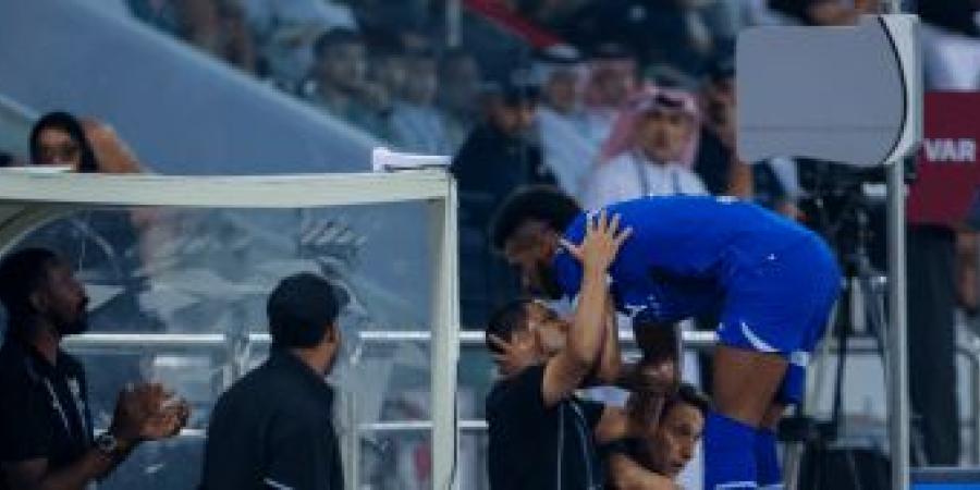 البليهي يهز شباك السد القطري ويمنح نادي الهلال رقمين رائعين - سعودي فايف