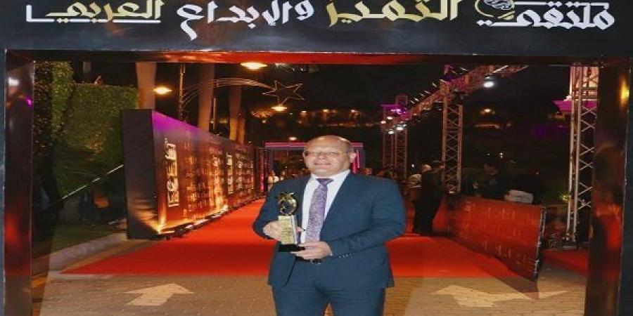 رئيس جامعة سوهاج يُتوج بجائزة التميز لعام 2024 في ملتقى الإبداع العربي