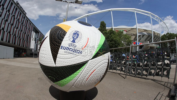 40 قناة مفتوحة تنقل بطولة يورو 2024.. احتفظ بها على هاتفك