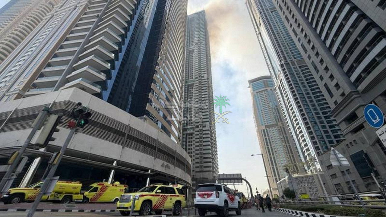 عاجل.. حريق ببرج في دبي والدفاع المدني يتدخل لإخماده