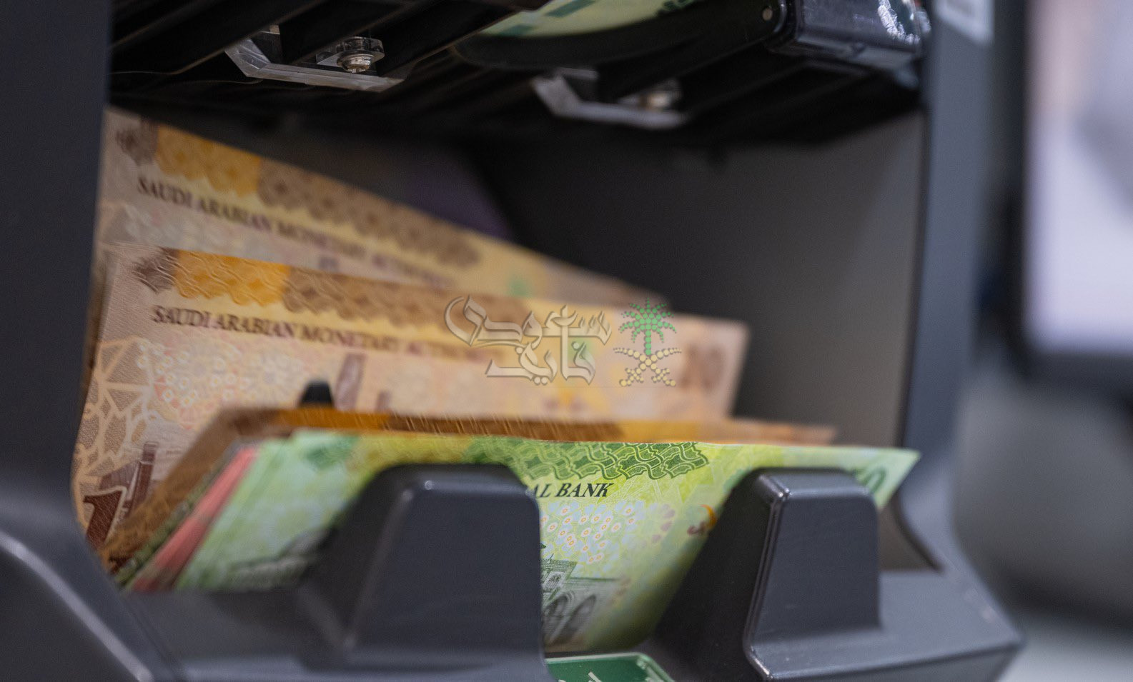 بنوك سعودية تخفض نسبة الاستقطاع الشهري للقروض إلى 55% من الراتب