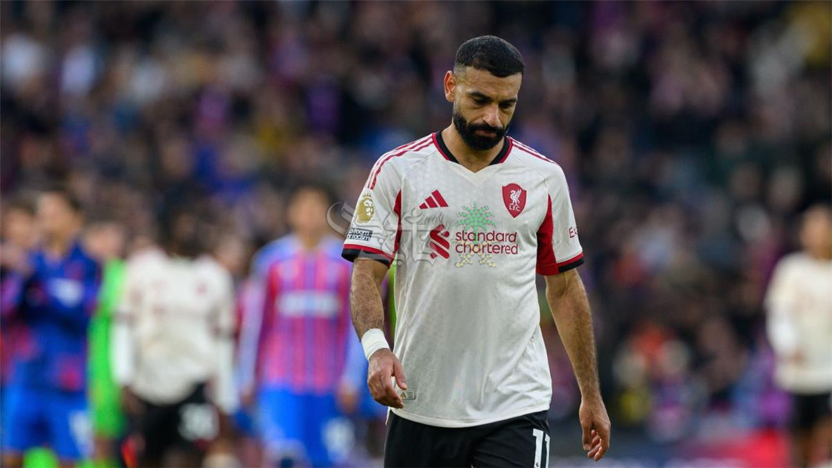 لم يعد كما كان ويقوم بتصرفات سيئة داخل الملعب.. أسطورة اليونايتد ينتقد محمد صلاح