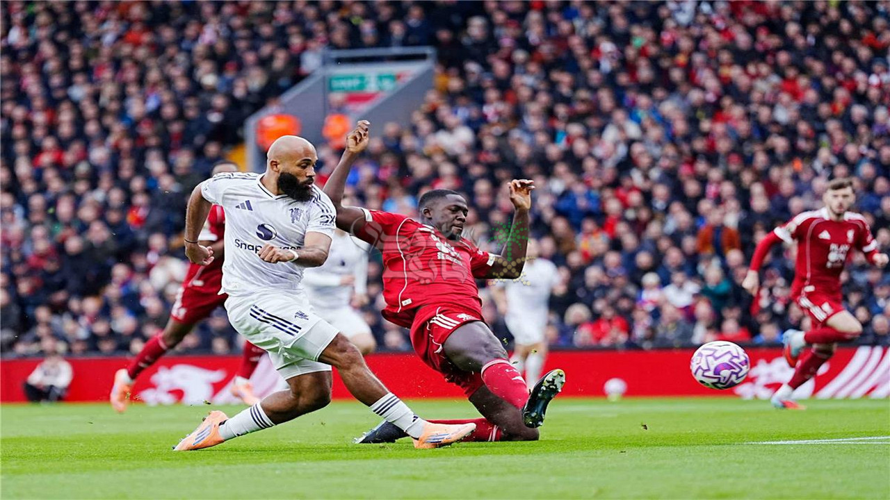ليفربول ضد مان يونايتد.. بريان مبيومو يدخل التاريخ بهدفه في شباك الريدز