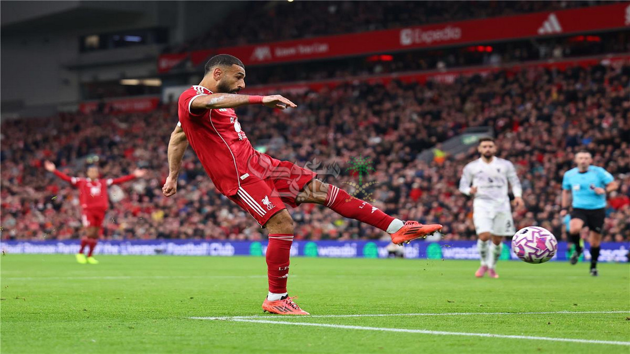 آرني سلوت يكشف سبب تغيير محمد صلاح أمام مانشستر يونايتد