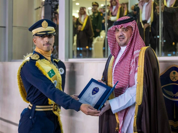 وزير الداخلية الأمير عبدالعزيز بن سعود يتوج حفل تخريج 1662 طالبًا من كلية الملك فهد الأمنية بالصور