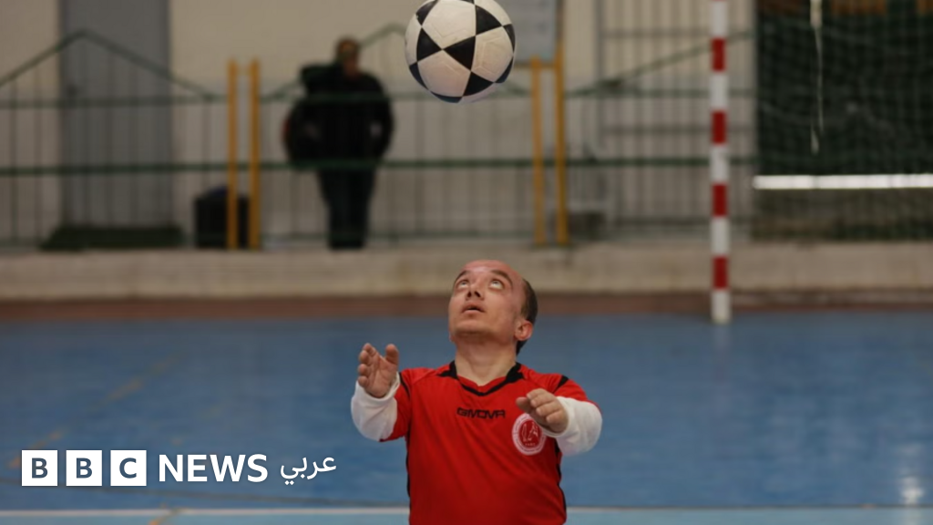 “استمتعوا بكأس العالم كما يفعل الجميع” معاناة لاعب كرة “قزم” في غزة