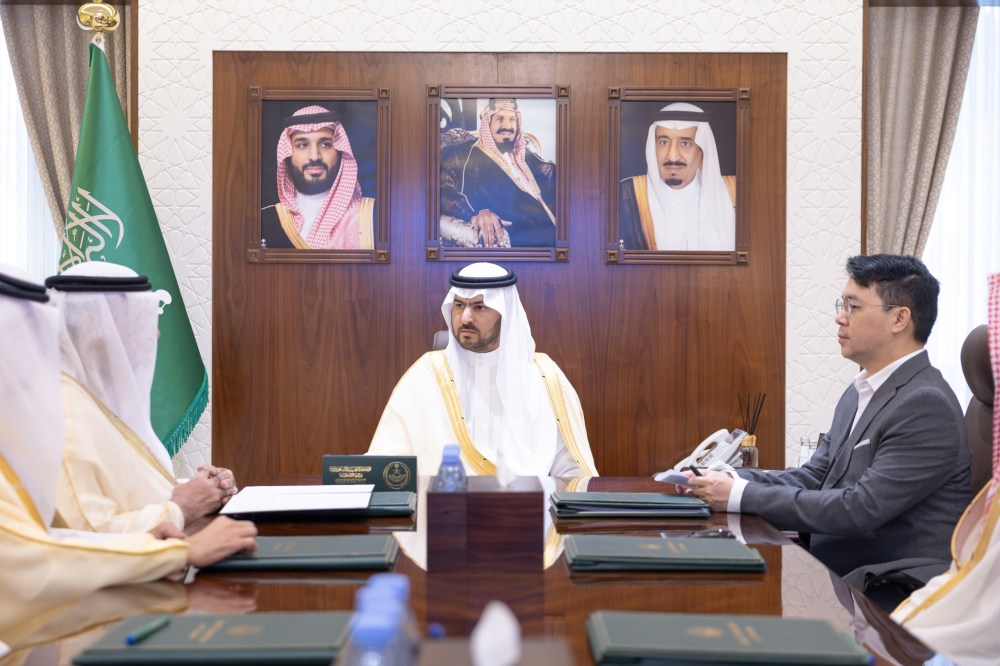 نائب أمير الشرقية يلتقي أمين المنطقة لاستعراض خطة الموسم الثاني للمدينة العالمية في الدمام